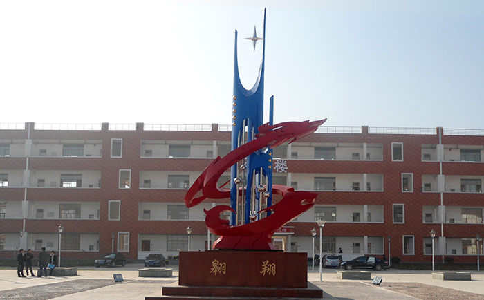 不銹鋼雕塑制作完成之后，需要對表面進行打磨噴漆，這樣才可以獲得想要的表面效果，不銹鋼雕塑打磨噴漆有一些注意事項，下面給大家介紹一下。